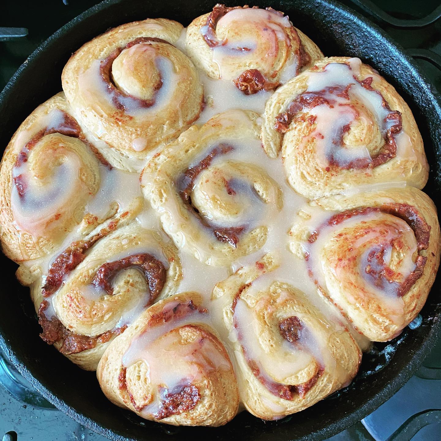 Cinnamon buns always help 🥧 @bonappetitmag #bakinghelps #comfortfood #warmsthesoul #cinnamonbuns